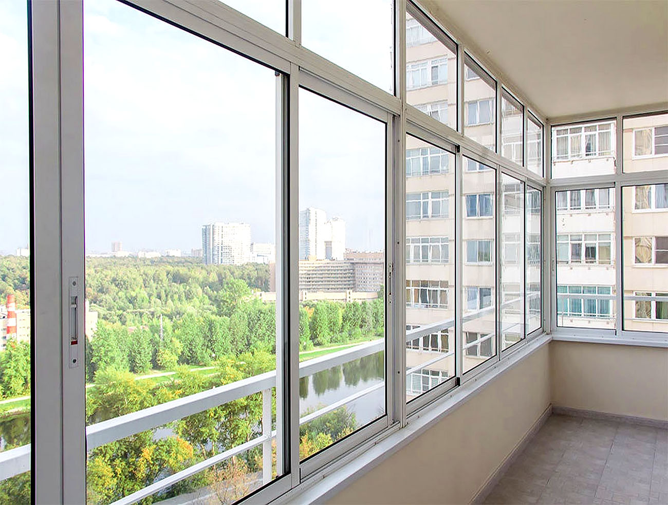 Остекление балкона алюминиевыми рамами.